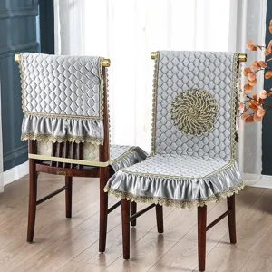 Fundas para sillas de comedor acolchadas grises con encaje y bordado dorado elegante.