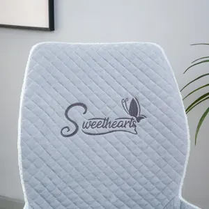 Détail de housse de chaise de salle à manger matelassée grise, tissu doux pour déco.
