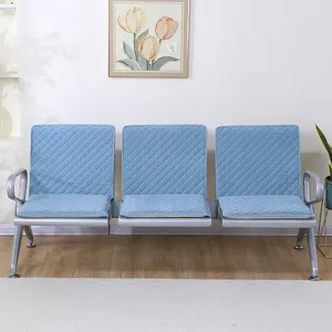 Detailaufnahme des dicken gesteppten blauen Dreiersitz Wartezimmer Stuhlpolsters.
