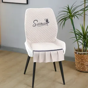 Housse de chaise de salle à manger matelassée de luxe avec broderie et jupe à volants.