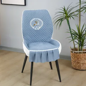 Housse de chaise matelassée bleue nordique avec broderie de cerf et jupe plissée élégante.