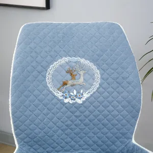 Housse de chaise matelassée bleue avec élégante broderie de cerf et fleurs pour salle à manger.