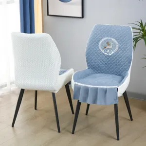 Vue détaillée de la housse de chaise de salle à manger nordique avec broderie de cerf et matelassée.