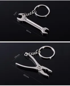 Vista detallada de llaveros de metal con dimensiones: modelos de llave y alicates.
