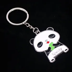 Gedetailleerd zijaanzicht van een schattige metalen panda-sleutelhanger met lovely tekst