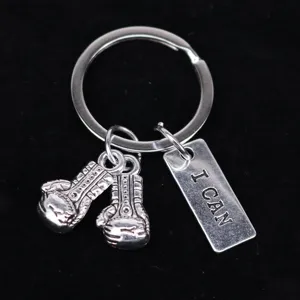 Zilveren bokshandschoen sleutelhanger detail met een 'I CAN' gegraveerd metalen labelbedel