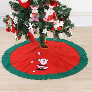 Vue détaillée d'un tapis de sapin de Noël rouge de 90 cm avec motif Père Noël et bord vert.