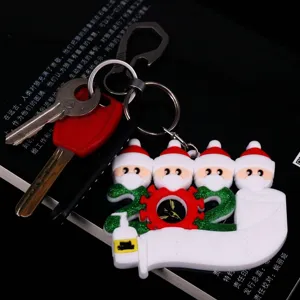 Dettaglio del portachiavi di Natale 2020 con Babbo Natale, mascherine e igienizzante