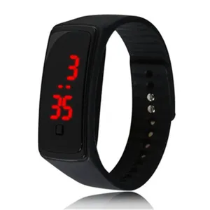 Zijaanzicht detail van een zwarte siliconen sport LED armband met rood display.