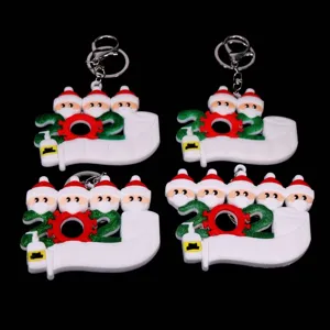 Dettaglio portachiavi sopravvissuto pandemia Natale 2020 con maschere famiglia Babbo Natale
