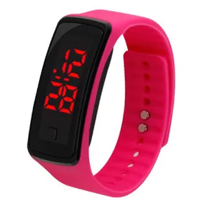 Gedetailleerd overzicht van een roze siliconen LED digitale sportarmbandhorloge met rood display.