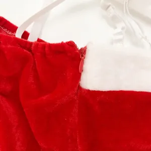 Dettaglio della cerniera rossa e del bordo in pelliccia dell'abito di Natale.