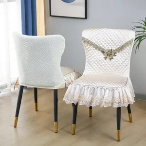 Housse de chaise incurvée matelassée et épaissie avec volant en dentelle et fond antidérapant.