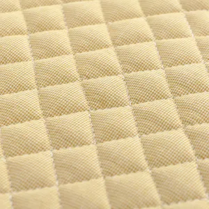 Detaillierte Nahaufnahme der atmungsaktiven Steppstoff-Textur mit dreidimensionalem Karomuster.