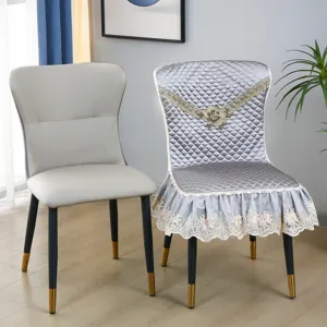 Housse de chaise épaisse matelassée avec ourlet en dentelle délicate et broderie florale.