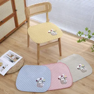 Detailansicht des gesteppten Baumwoll-Stuhlkissens mit süßem Kaninchen-Stickdesign und rutschfester.