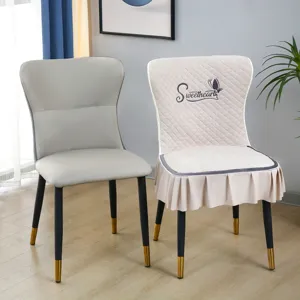 Housse de chaise de salle à manger matelassée antidérapante avec volants et broderie.