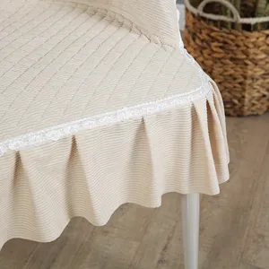 Détail de housse de chaise beige, bordure en dentelle blanche élégante, texture de déco