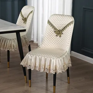 Detailansicht des gesteppten Esszimmerstuhlbezugs mit eleganter Spitzen- und Rüschenoptik.