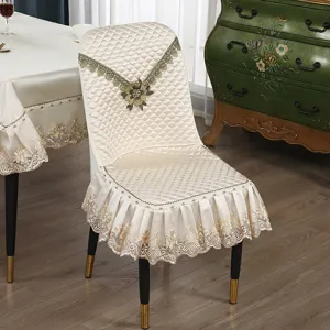 Detailansicht des gesteppten Esszimmerstuhlbezugs aus beige Eisseide mit edler Spitzenstickerei.