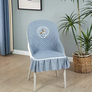 Housse de chaise de salle à manger incurvée matelassée avec volant et broderie.