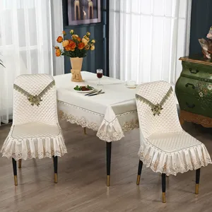 Beige gesteppte Stuhlhussen und Tischdecke Set für elegante Esszimmermöbel Dekoration.