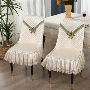 Detailaufnahme des eleganten beige gesteppten Esszimmerstuhlbezugs mit edlem Spitzensaum.