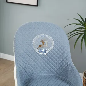 Jolie housse de chaise matelassée bleue avec une broderie délicate de cerf.
