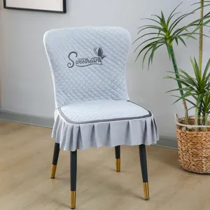 Housse de chaise matelassée épaissie avec jupe à volants et jolie broderie pour la maison.