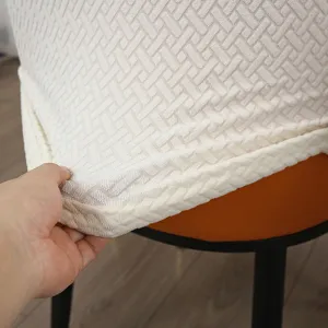 Weißer strukturierter geschwungener Esszimmerstuhlabdeckungsdetail, elastischer Stoff.