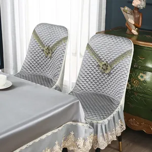 Grauer gesteppter Esszimmerstuhlbezug und Tischtuch-Set mit feiner Spitzenstickerei.