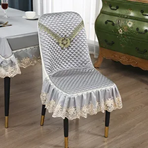 Detailansicht des luxuriösen gesteppten Esszimmerstuhlbezugs mit eleganter goldener Spitzensticke.