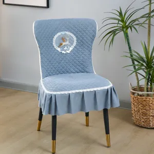 Housse de chaise matelassée bleue avec broderie de cerf, dentelle et jupe pour salle à manger.