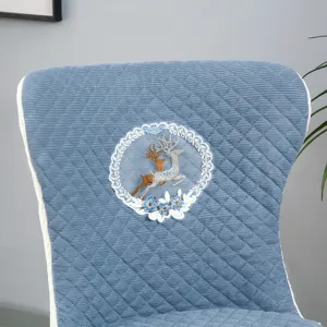 Détail de housse de chaise matelassée bleue, dossier antidérapant épais avec broderie de cerf