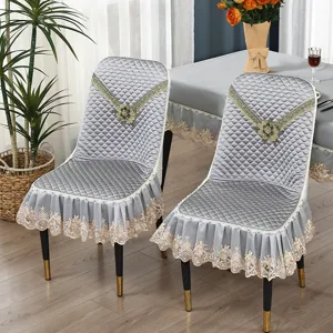 Graue gesteppte Esszimmerstuhlbezüge mit zarten Spitzenrüschen und Blumendekor für Zuhause.