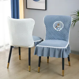 Housse de chaise épaisse matelassée avec broderie de cerf et jupe élégante.
