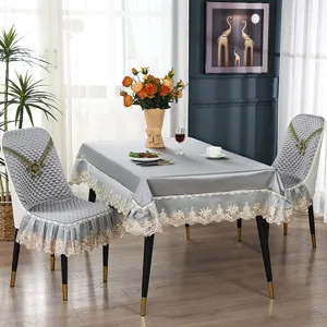 Silbergraue Eisseide Tischdecke und Stuhlbezug Set mit eleganter Spitzenborte für Zuhause.