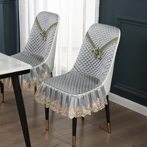 Grauer gesteppter Esszimmerstuhlbezug mit eleganter Spitzenstickerei und filigranem Saum.