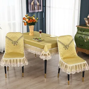 Goldener gesteppter Stuhlbezug und Tischdecken Set mit edler Spitze für die schöne Küche.
