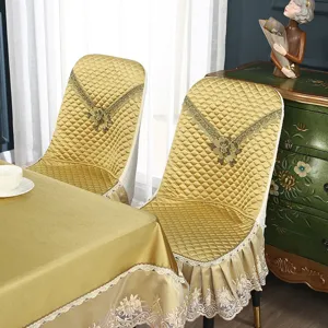 Details des goldenen gesteppten Esszimmerstuhlbezugs mit Spitzeneinlage im Heimdekor.