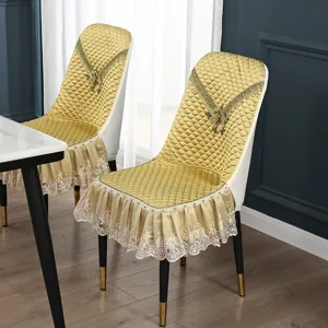 Goldfarbene gesteppte Esszimmerstuhlhusse mit eleganter Spitzenrüsche und Stickerei.