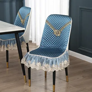 Blauer gesteppter Esszimmerstuhlbezug mit eleganter Spitzenborte und Blumenstickerei.