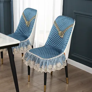 Gesteppter blauer Esszimmerstuhlbezug mit goldener Spitzenstickerei und elegantem Rock.