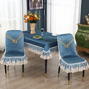 Detaillierte Ansicht des blauen Stuhlbezugs mit eleganter Spitzenborte und bestickter Blume.
