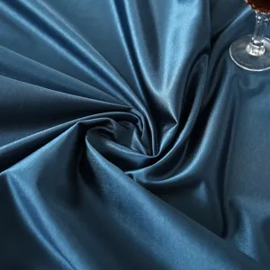Dunkelblauer Satinstoff als Tischdecke und Stuhlbezug Material mit glatter Seidenstruktur.