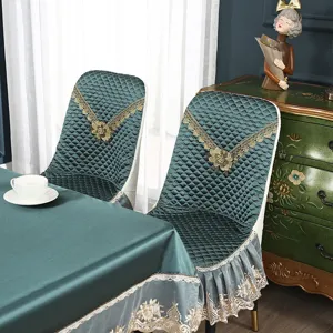 Detailansicht des luxuriösen grünen gesteppten Esszimmerstuhlbezugs mit eleganter Spitzenborte.