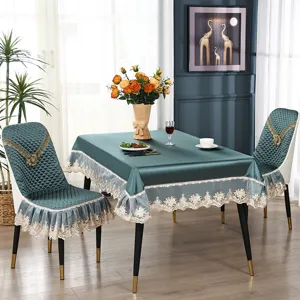 Elegante Eisseide Tischdecke und geschwungene Stuhlabdeckung mit zarter Spitzenborte.