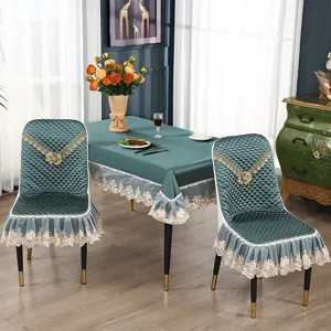 Dunkelgrüner gesteppter Esszimmerstuhlbezug und Tischdecken Set mit eleganter Spitzenborte.
