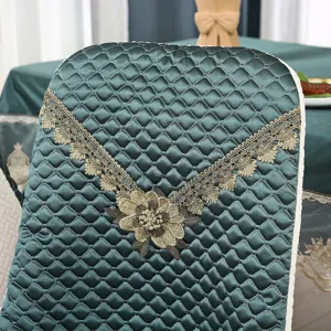 Grüner gesteppter Esszimmerstuhlbezug mit Spitzenstickerei, elegantes geschwungenes Design.