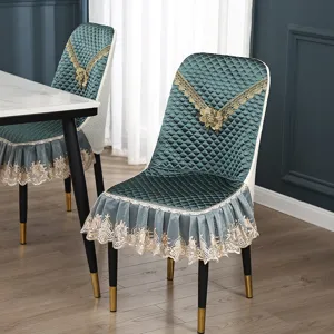 Detaillierte Ansicht des dunkelgrünen Stuhlbezugs mit Goldspitze und Rüschenrand für Esszimmer.